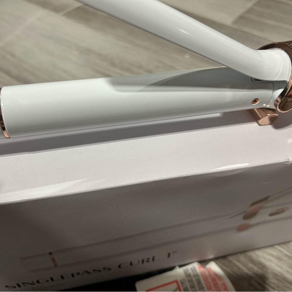 BRAND New T3 1-inch curling iron